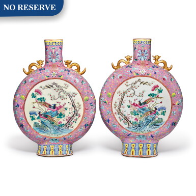 View full screen - View 1 of Lot 480. A Pair of Large Chinese Famille-rose Moon flasks, Late Qing Dynasty | 清末 粉地粉彩開光花鳥人物圖抱月瓶一對.