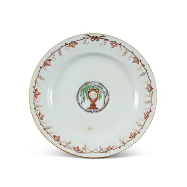 View full screen - View 1 of Lot 228. A Compagnie des Indes porcelain plate, China, late 18th century, with the royal profiles of Louis XVI and his family | Assiette en porcelaine de la Compagnie des Indes, Chine, fin du XVIIIe siècle, avec les portraits de Louis XVI et sa famille.