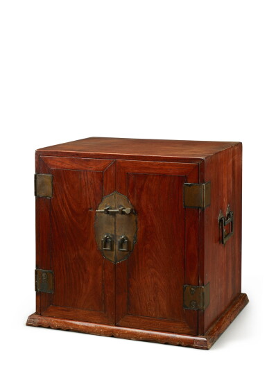 View full screen - View 1 of Lot 3683. A huanghuali chest, Ming dynasty, 17th century | 明十七世紀 黃花梨三屜箱.