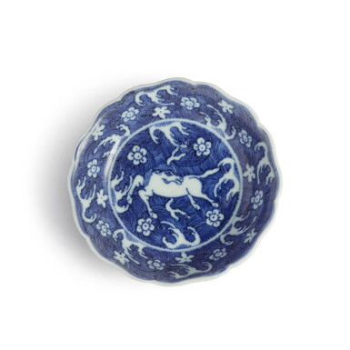 View full screen - View 1 of Lot 32. A 'Hatcher Cargo' small blue and white ‘celestial horse’ saucer dish, Qing dynasty, Kangxi period.