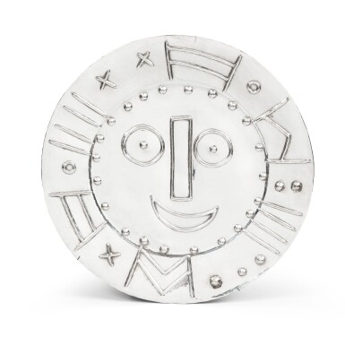 View full screen - View 1 of Lot 58. Tête en forme d'horloge .