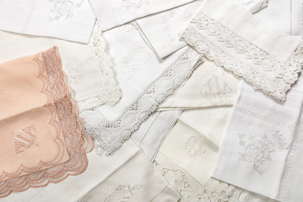 View full screen - View 1 of Lot 2118. Lot comprising one hundred and twenty various cotton pillowcases, 20th century | Lot de cent-vingt taies d'oreiller variées en coton, XXème siècle.