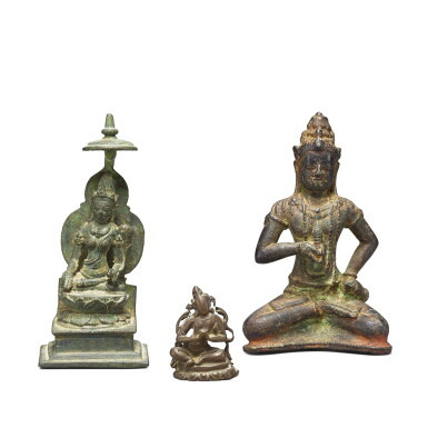 View full screen - View 1 of Lot 3018. Two bronze figures of Bodhisattvas, Java, circa 10th century, and a small figure of a Bodhisattva, Pala, Eastern India, 12th century 約十世紀 爪哇 銅菩薩坐像兩尊 及 十二世紀 東印度帕拉 袖珍銅菩薩坐像一尊.