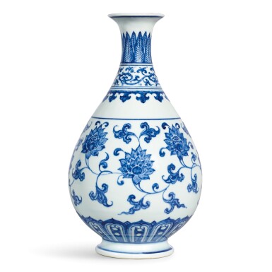 View full screen - View 1 of Lot 3609. AN EXTREMELY RARE AND SUPERB BLUE AND WHITE 'LOTUS SCROLL' VASE, YUHUCHUNPING MING DYNASTY, CHENGHUA PERIOD | 明成化 青花纏枝番蓮紋玉壺春瓶.