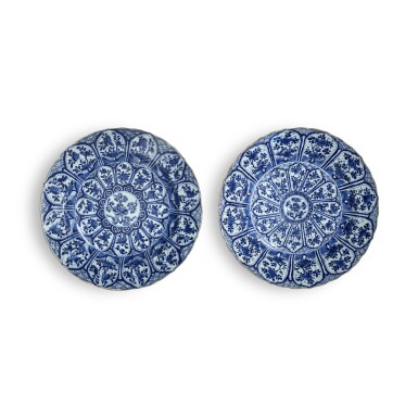 View full screen - View 1 of Lot 44. Two Chinese Blue and White 'Kraak' Dishes, Late Ming Dynasty | 明末 克拉克青花花卉紋大盤兩件.