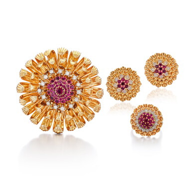View full screen - View 1 of Lot 1935. Ruby and Diamond Parure | 蒂芙妮 | 紅寶石 配 鑽石 胸針 及 耳夾 及 戒指套裝.