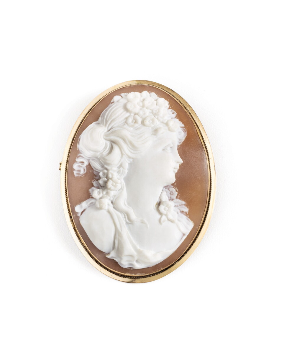 View full screen - View 1 of Lot 358. Shell cameo brooch-pendant.