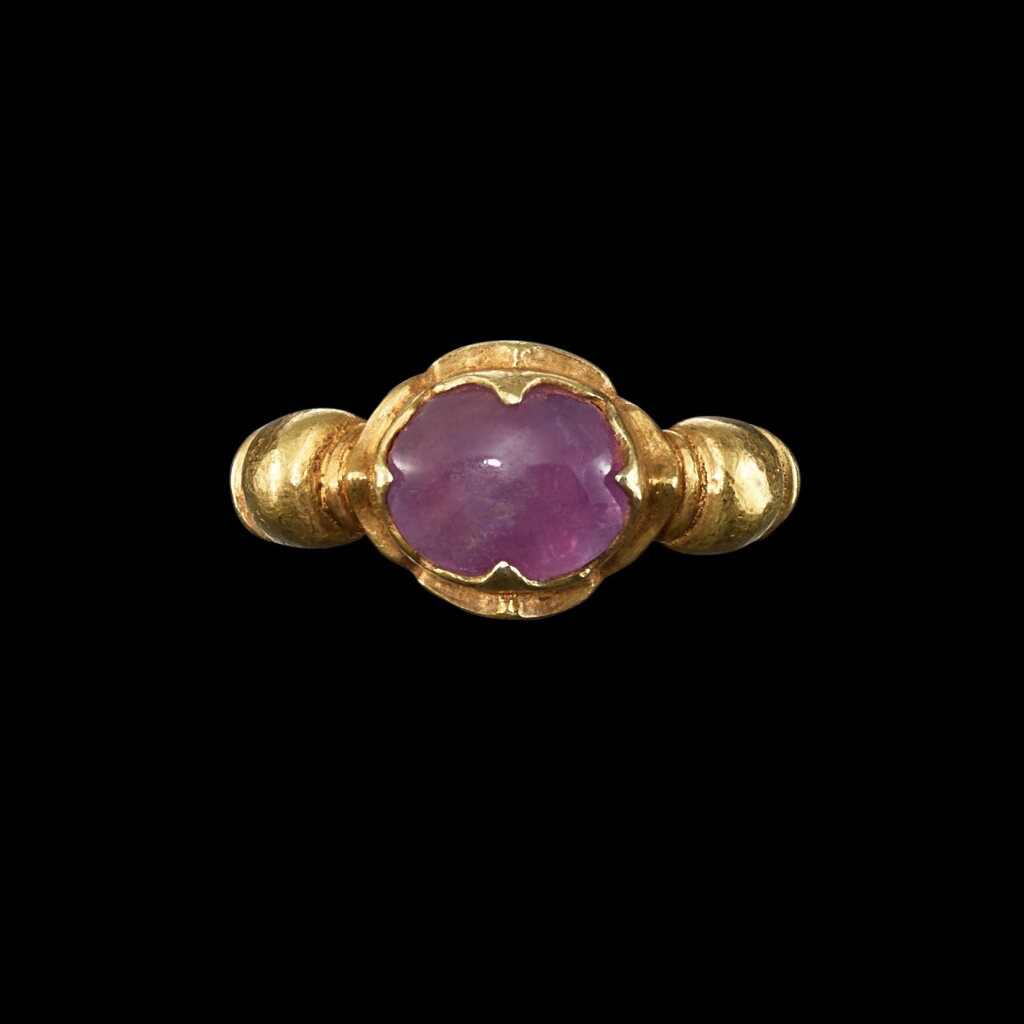 View full screen - View 1 of Lot 1022. A gold and amethyst ring with ribbed shank Java, Indonesia, 7th - 12th century | 印尼爪哇 七至十二世紀 金嵌紫水晶戒指.