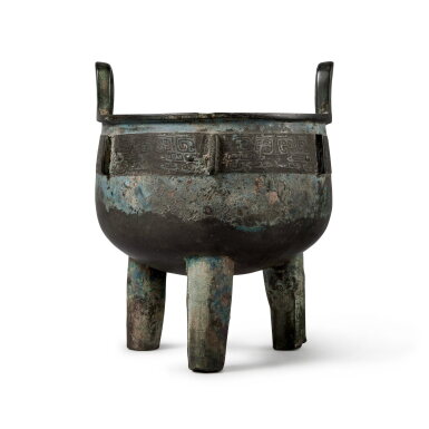 View full screen - View 1 of Lot 257. An inscribed archaic bronze ritual food vessel (Ding), Late Shang / Early Western Zhou Dynasty | 商末 / 西周初 𠆸父乙鼎.
