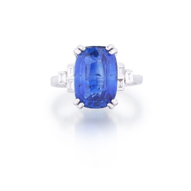 View full screen - View 1 of Lot 257. Bague saphir et diamants | Sapphire and diamond ring.