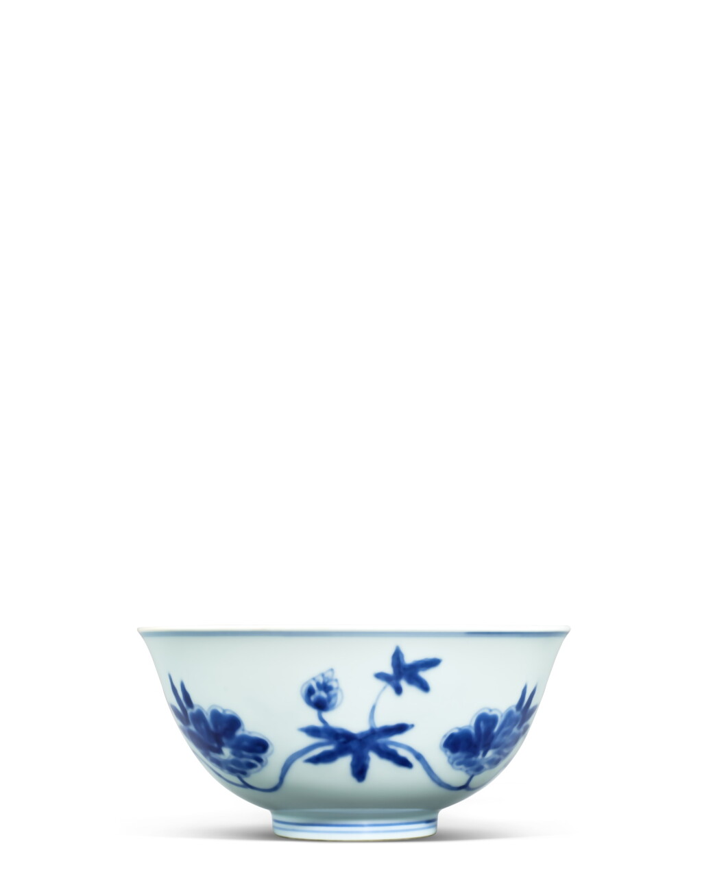 View full screen - View 1 of Lot 3653. A rare blue and white palace ‘musk mallow’ bowl, Qing dynasty, Kangxi period, Chenghua mark | 清康熙 青花仿成化纏枝秋葵紋宮盌 《大明成化年製 》仿款.