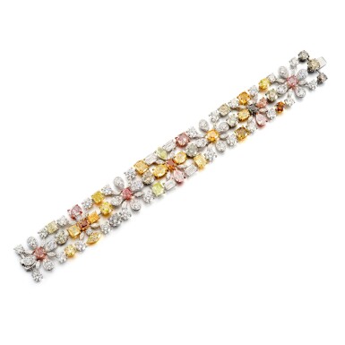 View full screen - View 1 of Lot 1819. Coloured Diamond and Diamond Bracelet | 彩色鑽石 配 鑽石 手鏈(彩色鑽石共重27.52克拉).