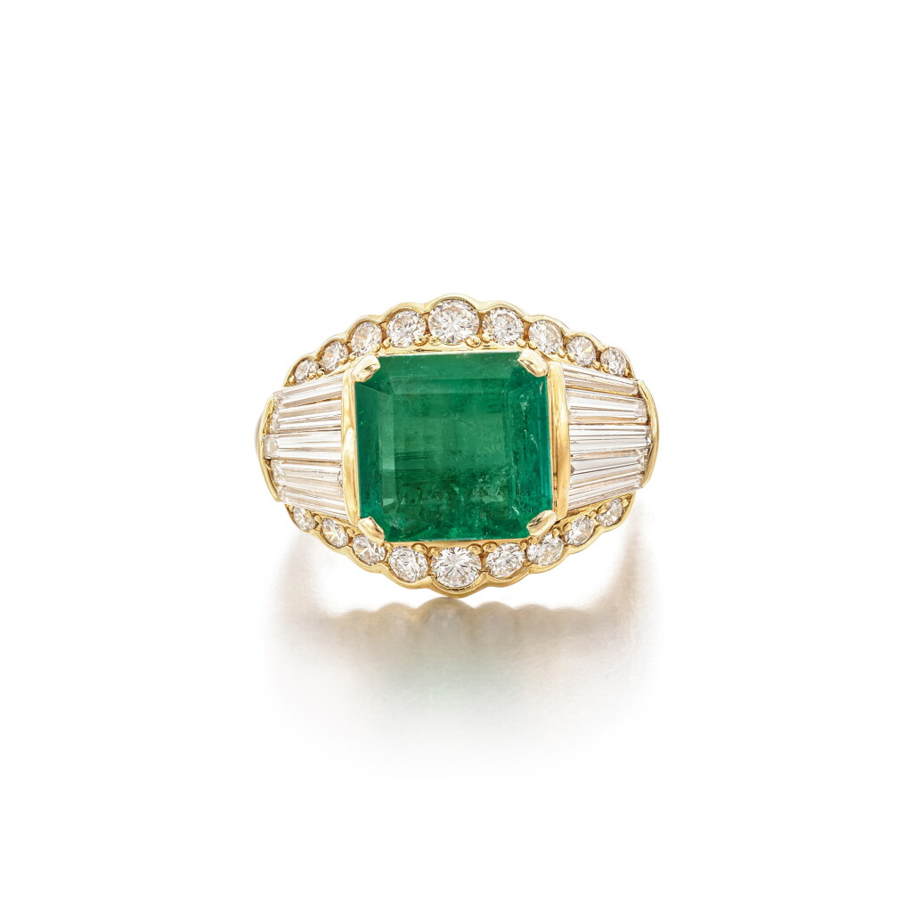 View full screen - View 1 of Lot 2010. Emerald and Diamond Ring |「哥倫比亞」祖母綠 配 鑽石 戒指(祖母綠重約4.50克拉).