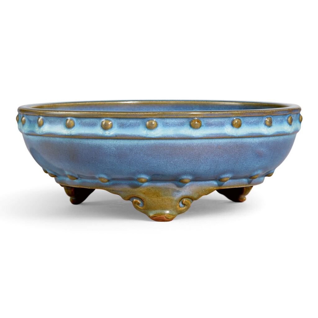 View full screen - View 1 of Lot 25. AN EXCEPTIONAL AND LARGE JUNYAO LAVENDER-GLAZED NARCISSUS BOWL EARLY MING DYNASTY | 明初 鈞窰天藍釉鼓釘三足水仙盆 底刻「二」字.