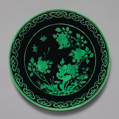 View full screen - View 1 of Lot 24. A BLACK-GROUND GREEN-ENAMELLED 'BUTTERFLY AND FLOWER' DISH, QIANLONG SEAL MARK AND PERIOD | 清乾隆 黑地綠彩蝶戀花紋盤 《大清乾隆年製》款.