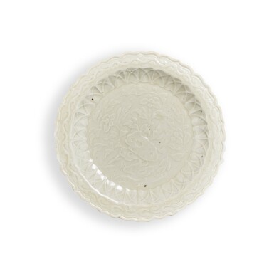 View full screen - View 1 of Lot 5602. A Dingyao white-glazed moulded 'flower and rock' dish, Northern Song dynasty | 北宋 定窰白釉花石圖花口小盤.