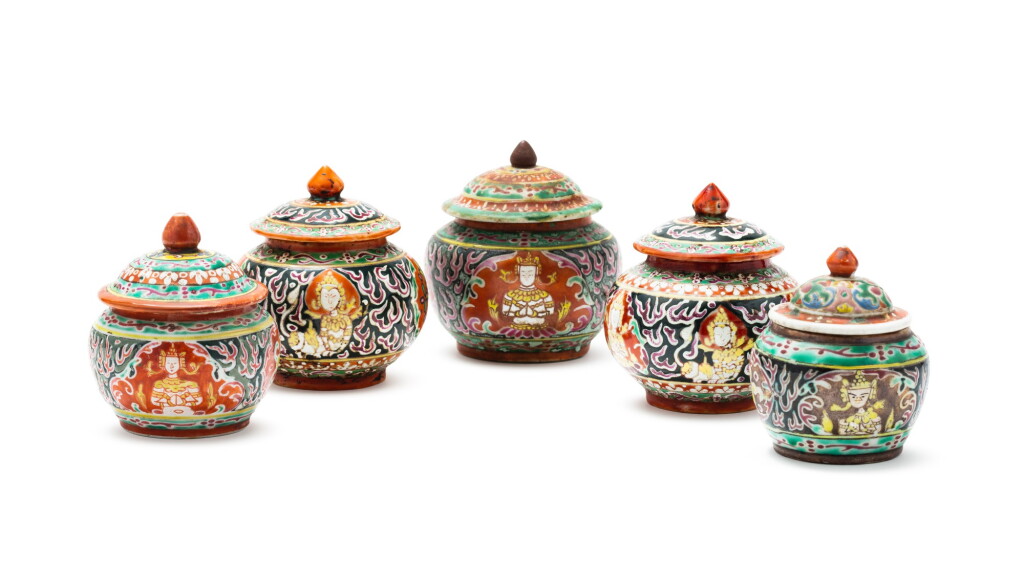 View full screen - View 1 of Lot 98. A group of five small ‘benjarong’ jars and covers China for the the Kingdom of Siam, 19th century | 十九世紀 外銷暹羅班加隆蓋罐一組五件.