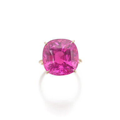 View full screen - View 1 of Lot 313. Exceptional pink sapphire ring | 粉紅色剛玉戒指.
