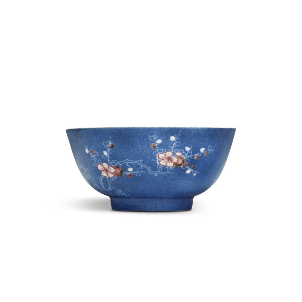 Voir en plein écran - Voir 1 du lot 141. An underglaze-blue and copper-red 'prunus' bowl, Qing dynasty, Kangxi period.
