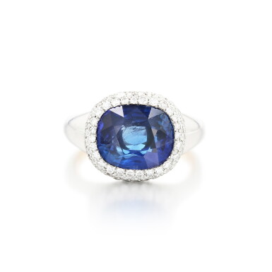 View full screen - View 1 of Lot 258. Bague saphir et diamants | Sapphire and diamond ring.