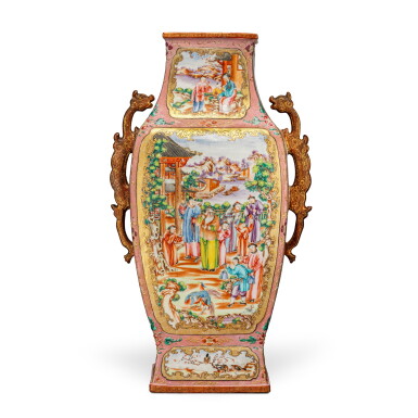 View full screen - View 1 of Lot 330. A Rare Large Pink-Ground Chinese Export Famille-Rose Mandarin Palette Rectangular Section Vase, Qing Dynasty, Qianlong Period, Circa 1785 | 清乾隆 約1785年 粉彩描金粉地開光人物庭院圖大瓶.