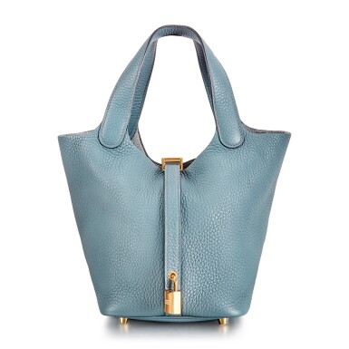 View full screen - View 1 of Lot 8371. Bleu Orage Clemence Picotin Lock 18 Gold Hardware, 2021 | 愛馬仕灰藍色 Clemence 牛皮18公分 Picotin Lock 手袋,具愛馬仕定製馬蹄印,配鍍金金屬件,2021年.