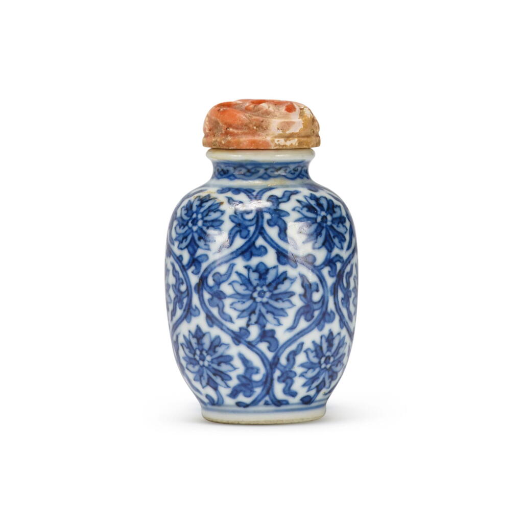 View full screen - View 1 of Lot 834. A blue and white 'floral' snuff bottle Qing dynasty, 19th century | 清十九世紀 青花花卉紋鼻烟壺.