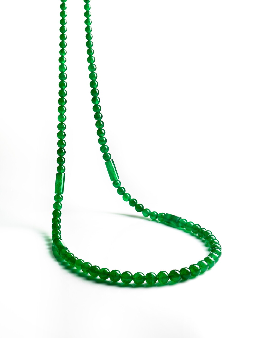 View full screen - View 1 of Lot 1658. JADEITE AND DIAMOND NECKLACE, LATE QING, CLASP BY TIFFANY & CO. | 天然翡翠珠 配 鑽石 項鏈, 清代晚期, 配 蒂芙尼鏈扣 .