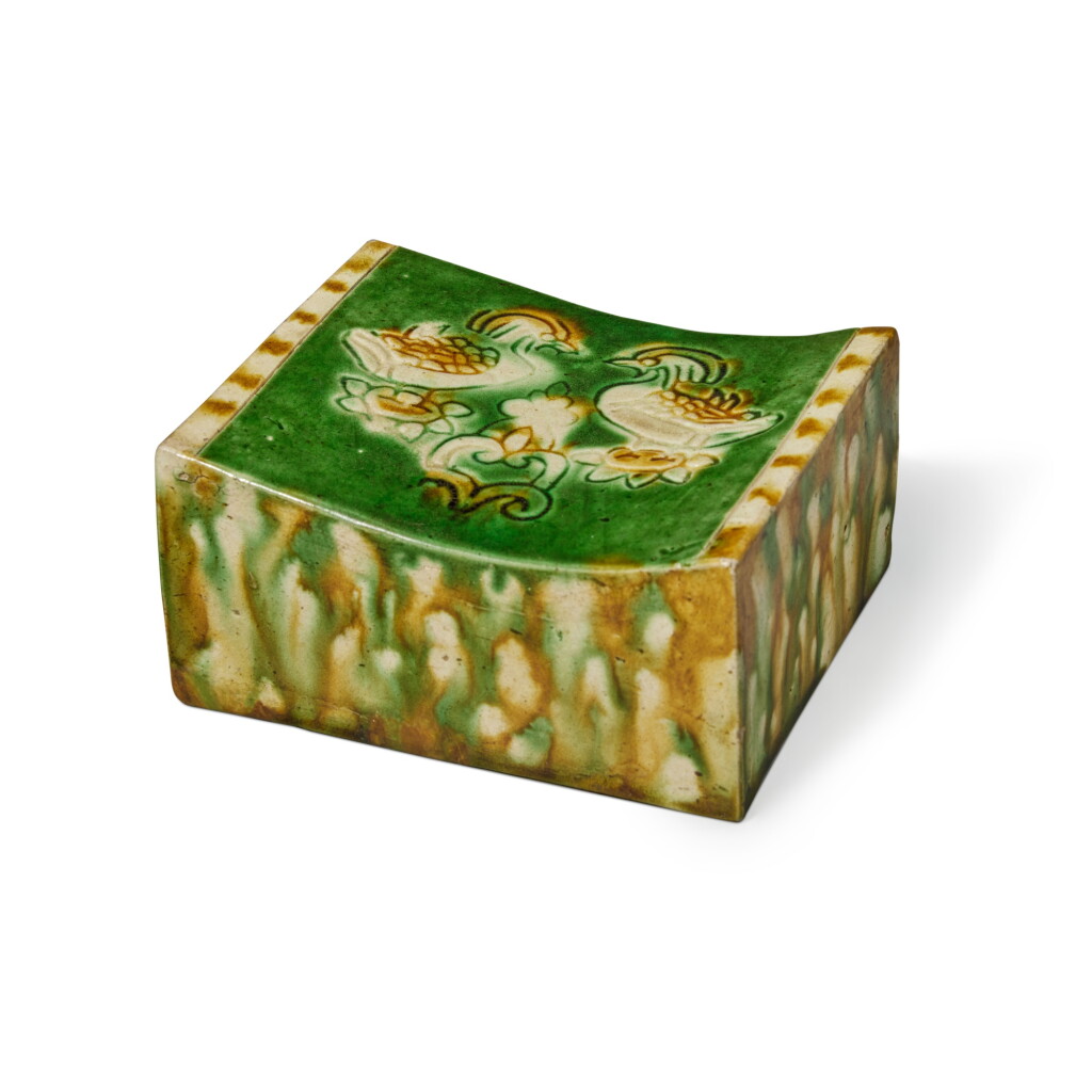 View full screen - View 1 of Lot 286. A sancai-glazed 'mandarin ducks' pottery pillow, Tang dynasty | 唐 三彩鴛鴦紋枕.