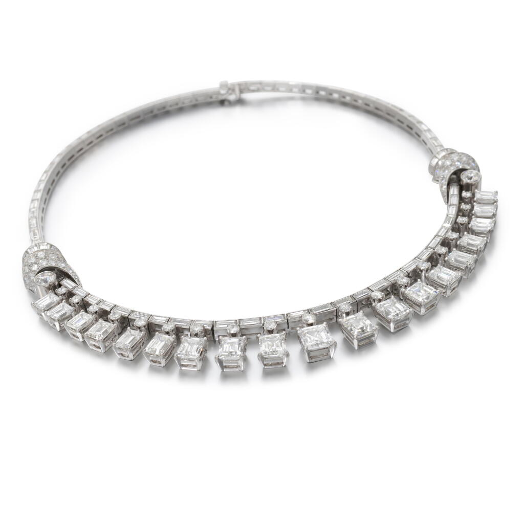 View full screen - View 1 of Lot 275. An elegant diamond necklace | Elegante collana in diamanti .