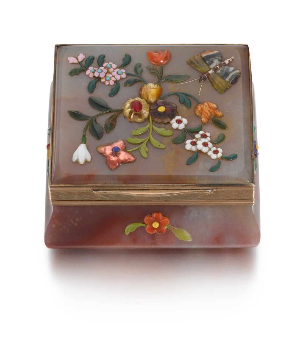View full screen - View 1 of Lot 90. A HARDSTONE APPLIQUÉ SNUFF BOX WITH GOLD MOUNTS, PROBABLY GERMAN, LATE 19TH CENTURY.