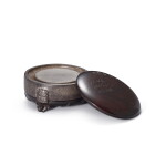 An inscribed Duan drum-shaped inkstone, Qing dynasty, Jiaqing - Daoguang period | 清嘉慶至道光 端石刻仿石鼓文三足硯 原配銘文木硯匣 《澹岩屬、初菴銘、次閑書、子謙刻》款