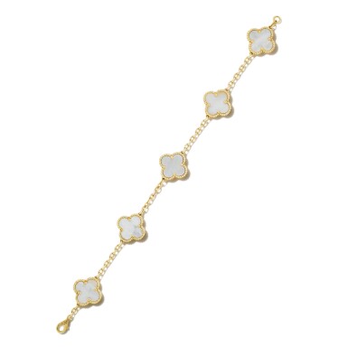 View full screen - View 1 of Lot 371. Van Cleef & Arpels | Bracelet nacre, "Alhambra" | Mother-of-pearl bracelet, 'Alhambra'.