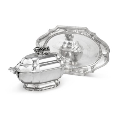 View full screen - View 1 of Lot 350. An Italian oval silver covered tureen and stand, Buccellati, Milan, circa 1980 | Soupière ovale couverte et son présontoir en argent par Buccellati, Milan, vers 1980.