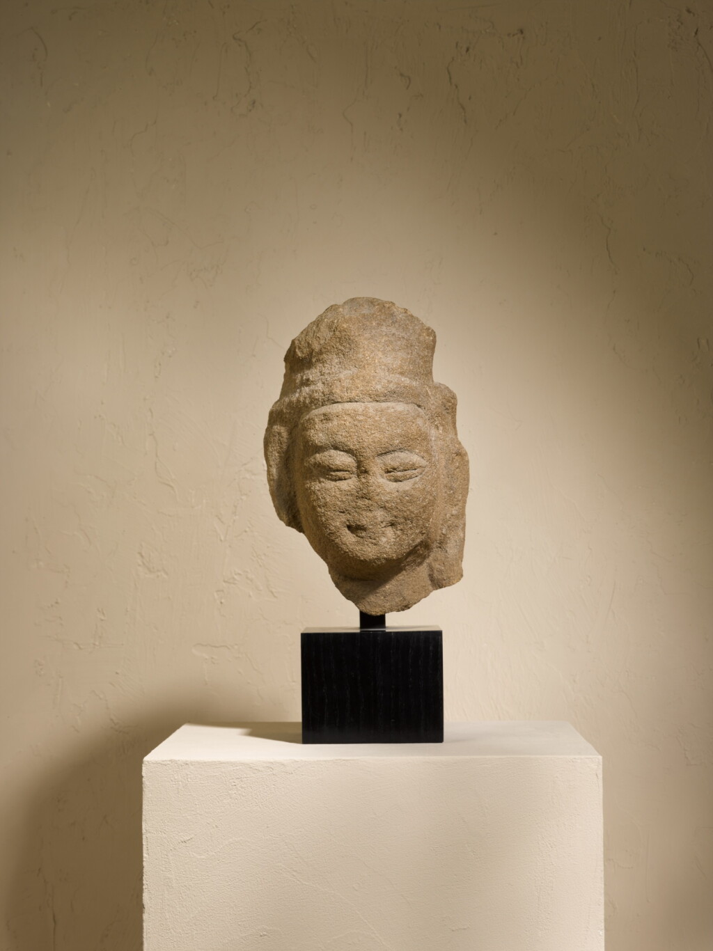 View full screen - View 1 of Lot 210. A sandstone head of a Bodhisattva, Northern Wei dynasty | 北魏 砂岩雕觀音首像.