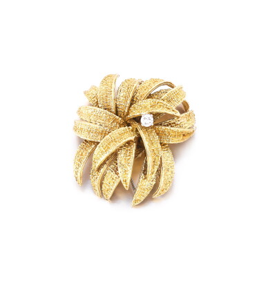 View full screen - View 1 of Lot 122. Broche or et diamant | Gold and diamond brooch.