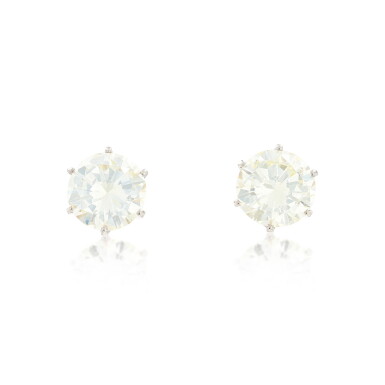 View full screen - View 1 of Lot 166. Paire de boucles d'oreille diamant | Pair of diamond ear studs.