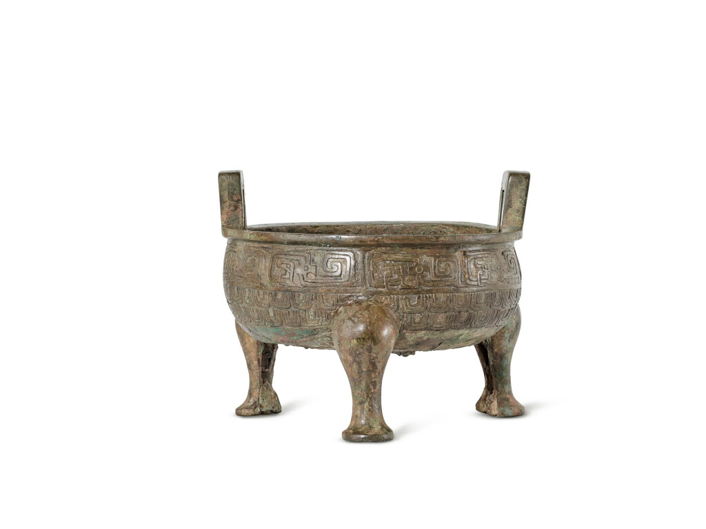 View full screen - View 1 of Lot 5061. An archaic bronze 'dragon' vessel, ding Late Western Zhou dynasty 西周晚期 青銅蟠夔鼎.
