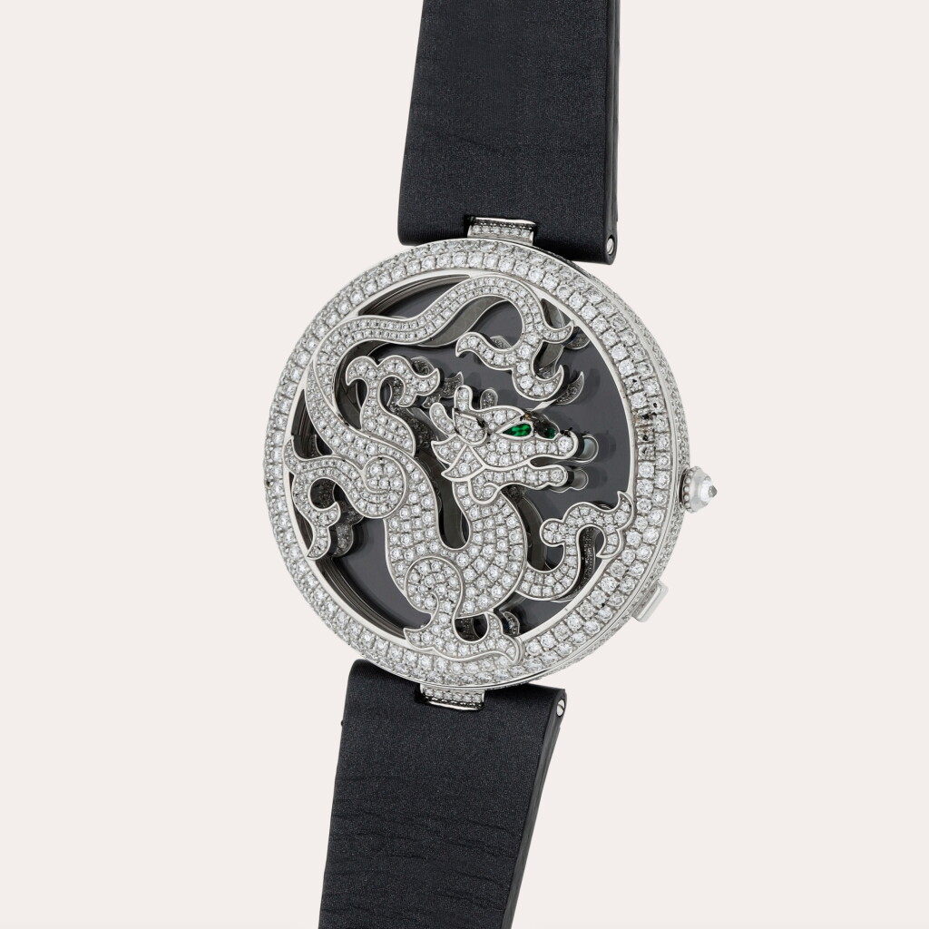 全萤幕检视 - 查看66Le Cirque Animalier ‘Dragon’, Reference 3458 | A limited edition white gold, diamond and emerald-set wristwatch with mother-of-pearl, diamond and emerald-set dial | Circa 2012的1