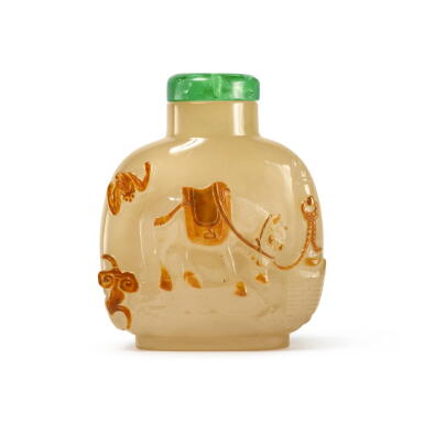 View full screen - View 1 of Lot 815. A cameo agate 'horse' snuff bottle, Qing dynasty, 19th century | 清十九世紀 瑪瑙巧雕駿馬圖鼻烟壺.