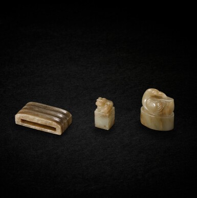 View full screen - View 1 of Lot 666. Two white jade seals and a jade scabbard slide, Han - Ming dynasty | 漢至明 青玉獸鳥鈕印兩件及瓦楞紋劍璏一件.