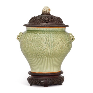 View full screen - View 1 of Lot 414. A LARGE RARE INSCRIBED LONGQUAN CELADON 'SANDUO' JAR, GUAN MING DYNASTY, 15TH - 16TH CENTURY | 明十五至十六世紀 龍泉青釉「美酒清香」鋪首耳罐.