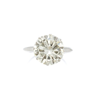 View full screen - View 1 of Lot 910. Diamond ring.