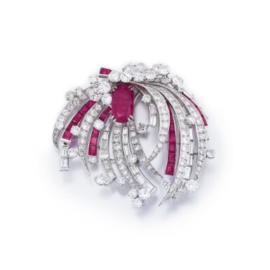 View full screen - View 1 of Lot 44. Broche rubis et diamants | Ruby and diamond brooch.