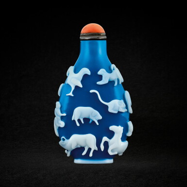 View full screen - View 1 of Lot 997. A Yangzhou white overlay turquoise-blue glass 'twelve zodiac animals' snuff bottle Qing dynasty, 19th century | 清十九世紀 揚州作翠藍地套白料十二生肖圖鼻煙壺.