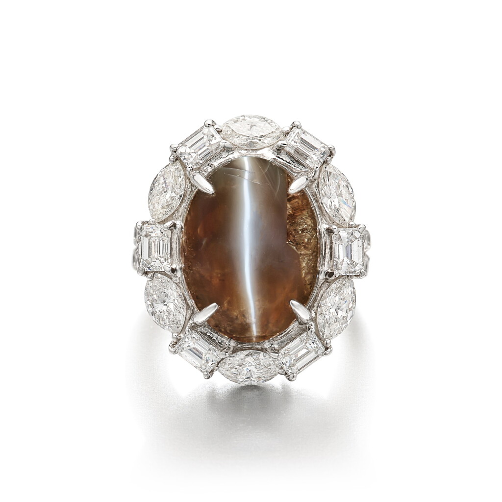 View full screen - View 1 of Lot 1655. Cat’s Eye Alexandrite and Diamond Ring | 10.98克拉 天然「巴西」貓眼亞歷山大變色石 配 鑽石 戒指.