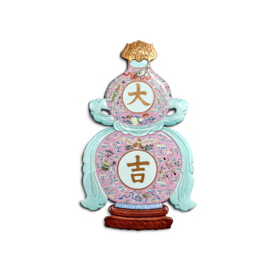 View full screen - View 1 of Lot 3361. A gilt-decorated famille-rose 'eight Daoist emblems' 'double gourd' plaque, Qing dynasty, Qianlong - Jiaqing period | 清乾隆至嘉慶 粉彩描金暗八仙紋大吉葫蘆掛屏.