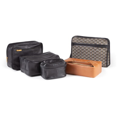 View full screen - View 1 of Lot 312. A group of five various gentleman’s travelling toiletry bags | Gruppe von fünf verschiedenen Herrenreisenecessaires, bestehend aus einer Braunleder Hermès Tasche; einer Schwarzleder Shu Uemura Tasche; zwei Schwarzleder Goyard Taschen; und einer Goyard Baumwolle und Leder Tasche..