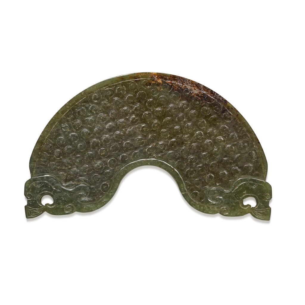 View full screen - View 1 of Lot 22. An archaistic spinach green jade double dragon arc-shaped chime Qing dynasty, 19th century | 清十九世紀 仿古碧玉交龍紋珮.