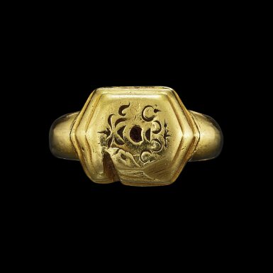 View full screen - View 1 of Lot 1090. A solid gold ring with hexagonal bezel of a flowerpot and lotus flower Java, Indonesia, 7th-12th century | 印尼爪哇 七至十二世紀 蓮紋金戒指.